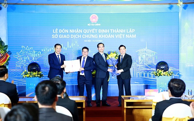 El viceprimer ministro Le Minh Khai entrega la decisión del Primer Ministro sobre el establecimiento de la Bolsa de Valores de Vietnam (VNX). (Fotografía: VNA)