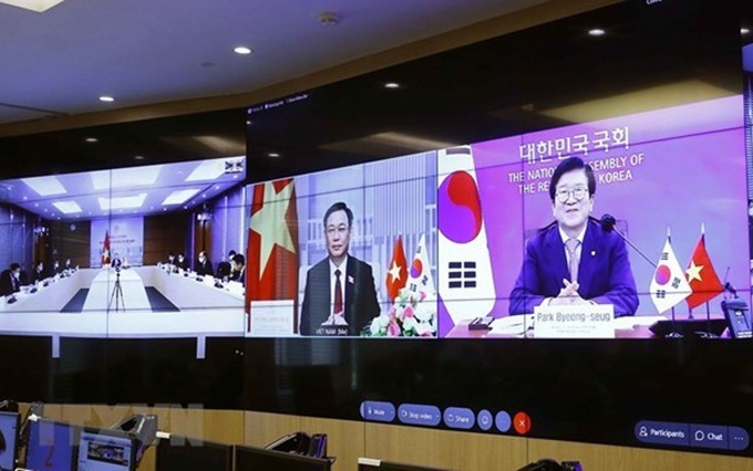 El presidente de la Asamblea Nacional, Vuong Dinh Hue, sostiene una reunión en línea con el titular del Parlamento surcoreano, Park Byeong-seug, el 23 de junio de 2021 (Fotografía: VNA)