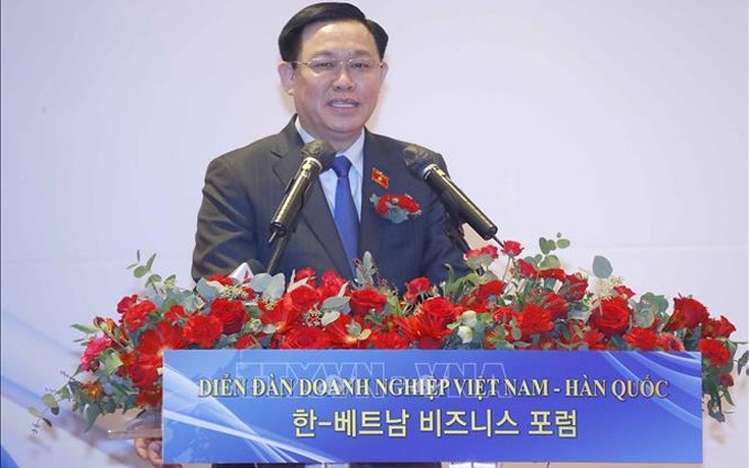 El presidente de la Asamblea Nacional de Vietnam, Vuong Dinh Hue, interviene en el evento. (Fotografía: VNA)