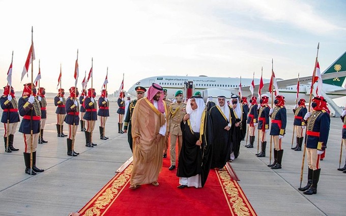 El rey de Bahréin, Hamad bin Isa al-Khalifa, recibe al príncipe heredero de Arabia Saudita, Mohammed bin Salmán, en el Aeropuerto Real en la ciudad de Sakhir, el 9 de diciembre. (Fotografía: SPA / Reuters)