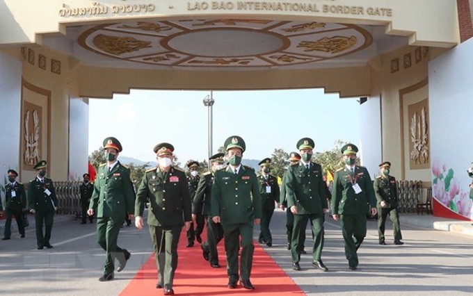 El Comando de la Guardia Fronteriza de Vietnam da la bienvenida Vongkham Phommakone, viceministro de Defensa Nacional de Laos en la puerta fronteriza internacional de Lao Bao para asistir a la conferencia. (Fotografía: VNA)