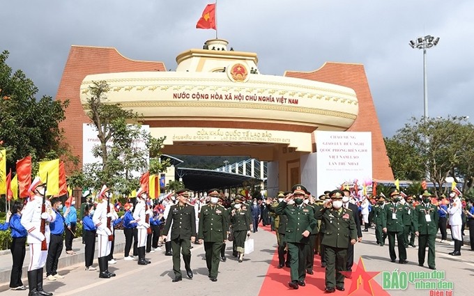 Vietnam y Laos celebran el programa de intercambio amistoso en defensa fronteriza.