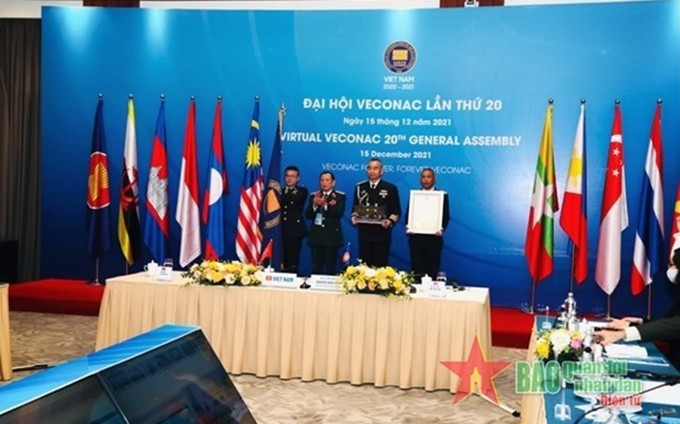 La ceremonia de entrega del cargo como presidente de la Confederación de Veteranos de la Asean a la Organización de Veteranos de Guerra de Tailandia. (Fotografía: qdnd.vn)