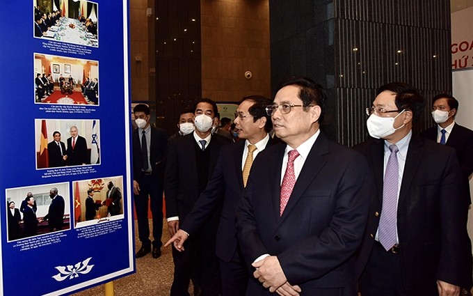 El premier vietnamita y delegados visitan la exposición ofrecida en el lugar del evento en Hanói. (Fotografía: Nhan Dan)