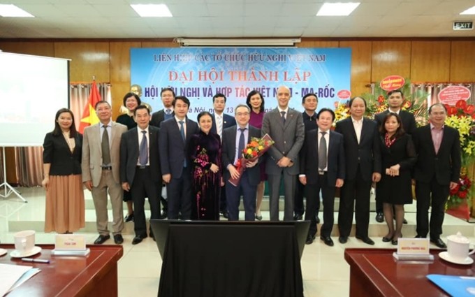 Los líderes y el Comité Ejecutivo de la Asociación de Amistad y Cooperación Vietnam-Marruecos, para el período 2021-2026. (Fotografía: T.V)