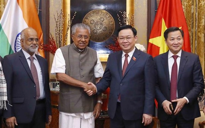 El presidente de la Asamblea Nacional de Vietnam, Vuong Dinh Hue (derecha) y Pinarayi Vijayan, ministro principal del estado indio de Kerala, (Fuente: VNA)
