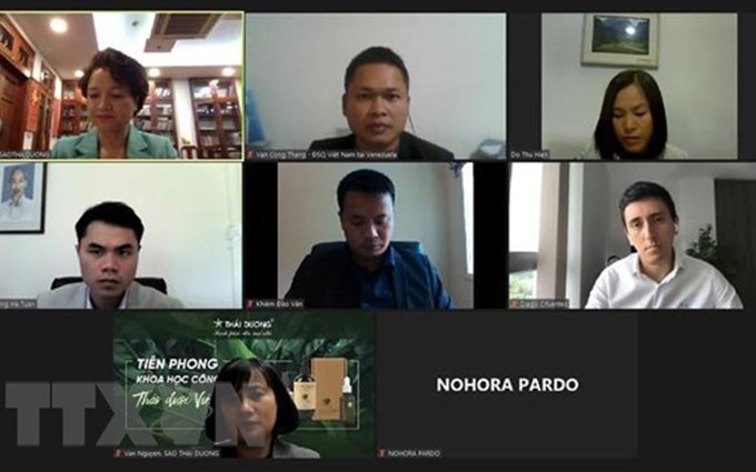 El seminario virtual para intercambiar las experiencias en el control pandémico del Covid-19 y la recuperación economía entre Vietnam y Colombia. (Fotografía: VNA)