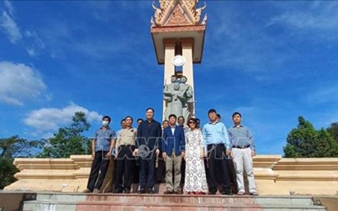 El Consulado General de Vietnam en la provincia camboyana de Preah Sihanouk coloca ofrendas florales en el Monumento de Amistad de ambos países en la localidad de Kep. (Fotografía: VNA)