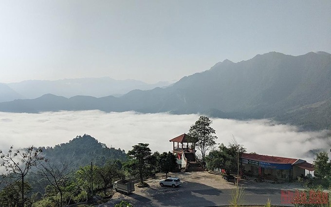 Desde las 7 hasta las 9 de la mañana, si recorren el paso de Tang Quai, ubicado en el distrito de Muong Ang, los mochileros se quedarán fascinados por ese valle sumergido en las nubes. (Fotografía: Nhan Dan)