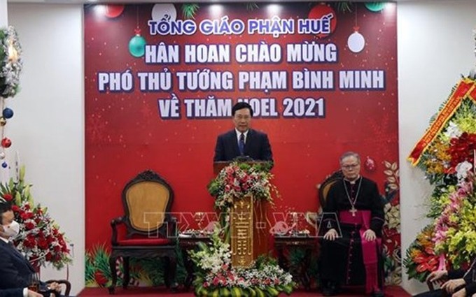 El vice primer ministro Pham Binh Minh visita el arzobispado de Hue. (Fotografía: VGP)