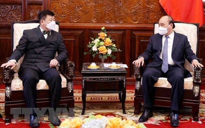 El presidente de Vietnam, Nguyen Xuan Phuc, recibe al nuevo embajador mongol, Jigjee Sereejav. (Fotografía: VNA)