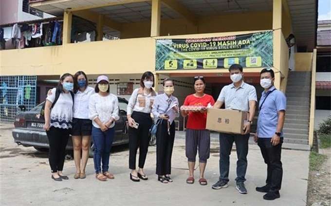 Representantes de la Embajada de Vietnam en Malasia y donantes presentan obsequios a los trabajadores vietnamitas afectados por las recientes inundaciones en el estado de Selangor (Fuente: VNA)