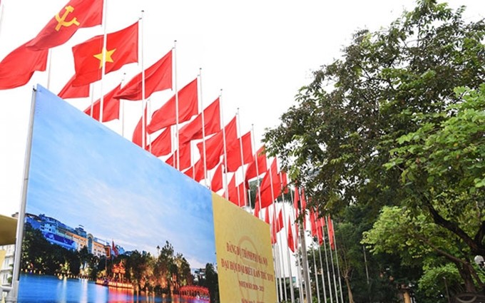 Calles de Hanói se adornan con banderas y pancartas en ocasión de la XVII asamblea partidista de la ciudad, hacia el XIII Congreso Nacional del Partido. (Fotografía: VOV)