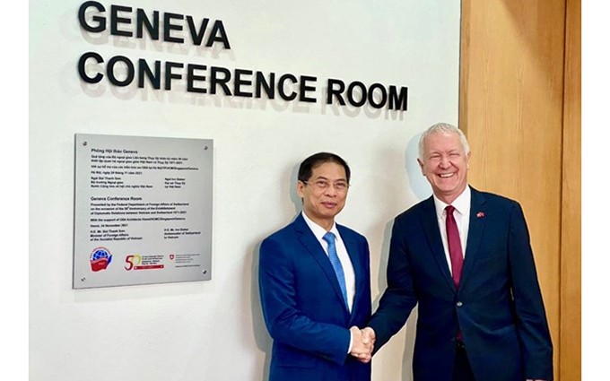 El embajador suizo en Vietnam, Ivo Sieber (derecha), y el canciller vietnamita, Bui Thanh Son, en la Sala de Conferencia Ginebra. (Fotografía: VNA)