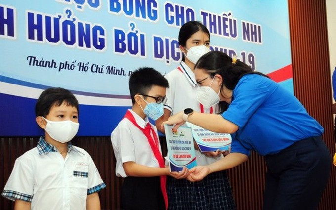 En una actividad de apoyo a los niños afectados por el Covid-19 en Ciudad Ho Chi Minh. (Fotografía: VNA)