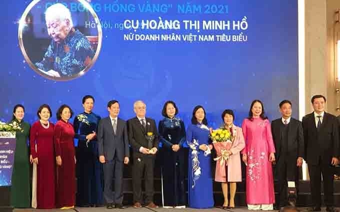 La VCCI entrega la insignia “Por la causa del desarrollo empresarial vietnamita” a la ex vicepresidenta de Estado Dang Thi Ngoc Thinh (Fotografía: hannoimoi.vn)