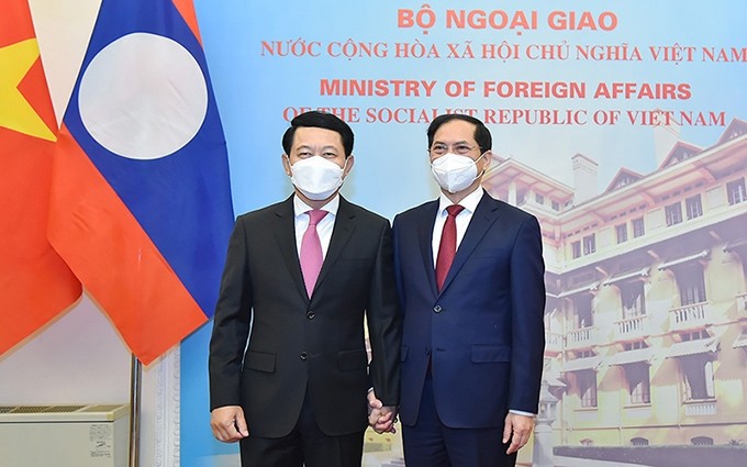 El ministro de Relaciones Exteriores de Vietnam, Bui Thanh Son (derecha), y su homólogo laosiano, Saleumxay Kommasith. (Fotografía: Cancillería de Vietnam)
