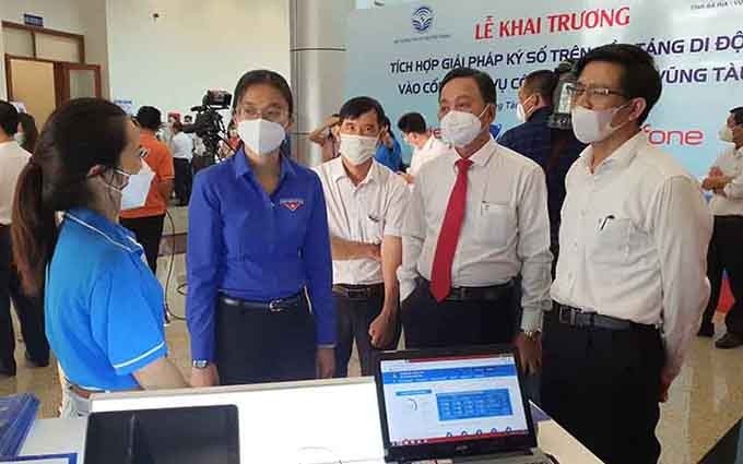 Ba Ria-Vung Tau se convirtió el 22 de diciembre en la primera del país en integrar servicios de autenticación de firma digital en plataformas móviles en el portal de servicio público local. (Fotografía: Nhan Dan) 