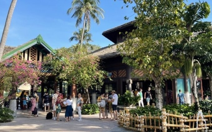 Turistas visitan Phu Quoc en ocasión de Año Nuevo 2022. 