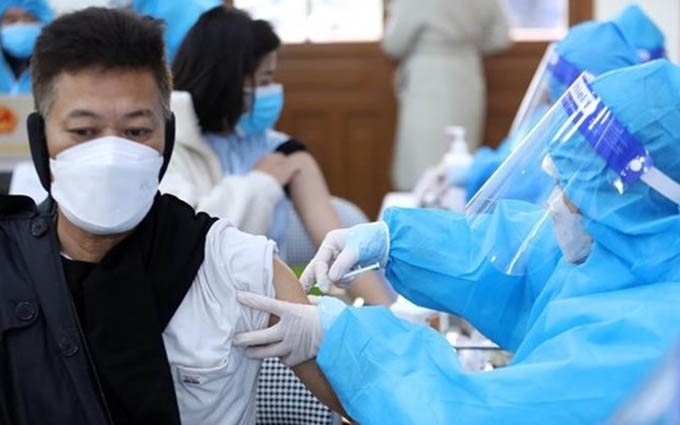 Administran la tercera dosis de vacuna a pobladores en Vietnam (Fotografía: VNA)