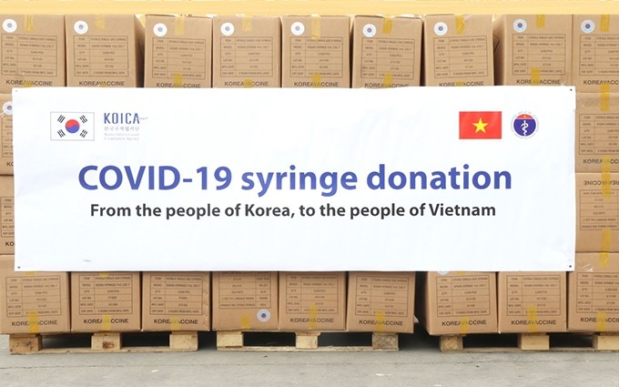 Agencia sudcoreana KOICA dona a Vietnam millones de jeringa a favor de lucha contra Covid-19. (Fotografía: daibieunhandan.vn)