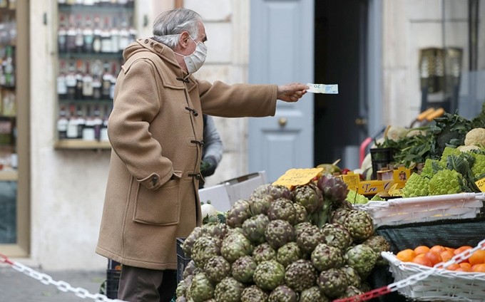 Un ciudadano de compras en un mercado al aire libre en Roma, Italia, el 12 de marzo de 2021. (Fotografía: Reuters)
