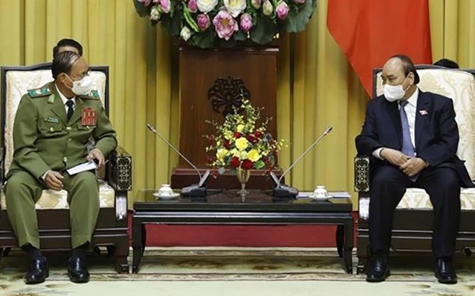 El presidente de Vietnam, Nguyen Xuan Phuc (D), recibe al ministro de Seguridad Pública de Laos, Vilay Lakhamhong (Fotografía: VNA)
