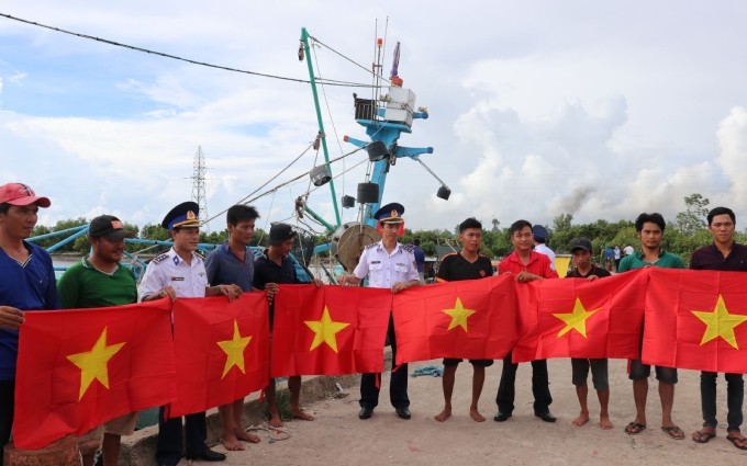  El Comando de la Guardia Costera de la Región 4 de Vietnam regala bandera nacional a los pescadores (Fuente: VNA)