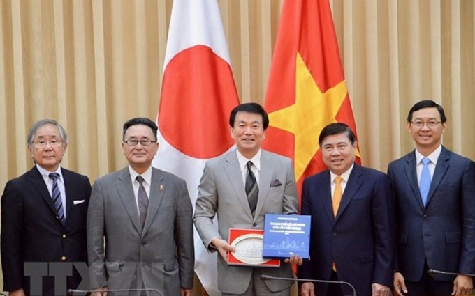 El presidente del Comité Popular municipal, Nguyen Thanh Phong recibe al gobernador de la prefactura nipona de Chiba, Kensaku Morita (Fuente: VNA)