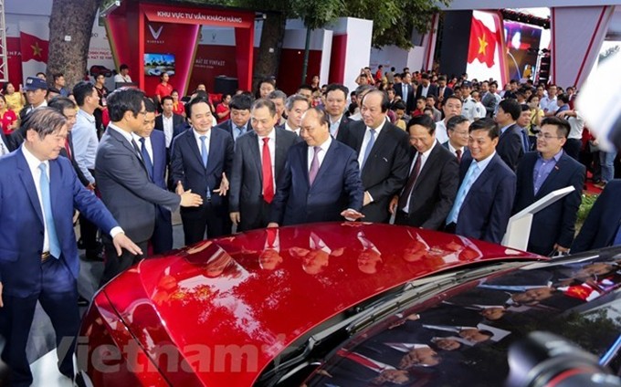 El Premier Xuan Phuc contempla un modelo de VinFast. (Fuente: VNA) 