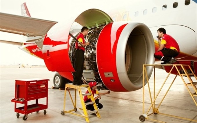  Los ingenieros revisan un avión de Vietjet (Foto: Vietjet)