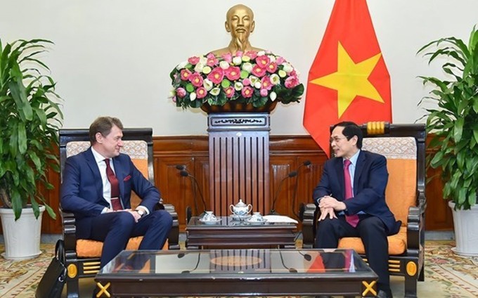 El canciller vietnamita, Bui Thanh Son recibe al viceministro de Asuntos Exteriores de Belarús, Nikolai Borisevich. (Fotografía: VNA)