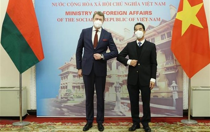 El viceministro de Relaciones Exteriores de Vietnam To Anh Dung y su homólogo bielorruso Nikolai Borisevich. (Fotografía: VNA)