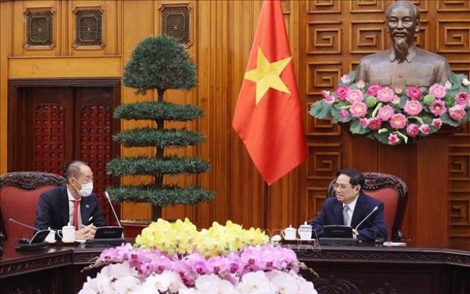  El primer ministro vietnamita, Pham Minh Chinh, recibe al director regional de la Organización Mundial de Salud para el Pacífico Occidental, Takeshi Kasai en Hanoi (Fuente: VNA)