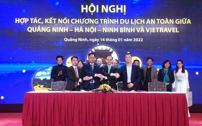 Los líderes de los Servicios de Turismo de las provincias y ciudades de Hanói, Quang Ninh, Ninh Binh y la agencia de viajes Vietravel firman un acuerdo de cooperación para conectar programas de turismo seguro. (Foto: hanoimoi.com.vn)