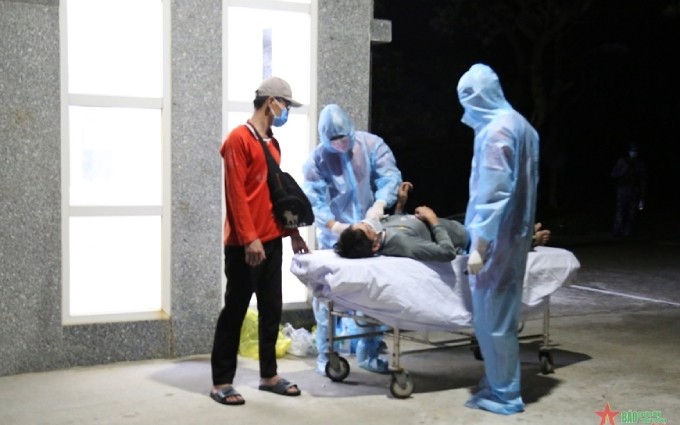  Doctores en el centro médico de Truong Sa proporcionan los primeros auxilios al pescador Duc.