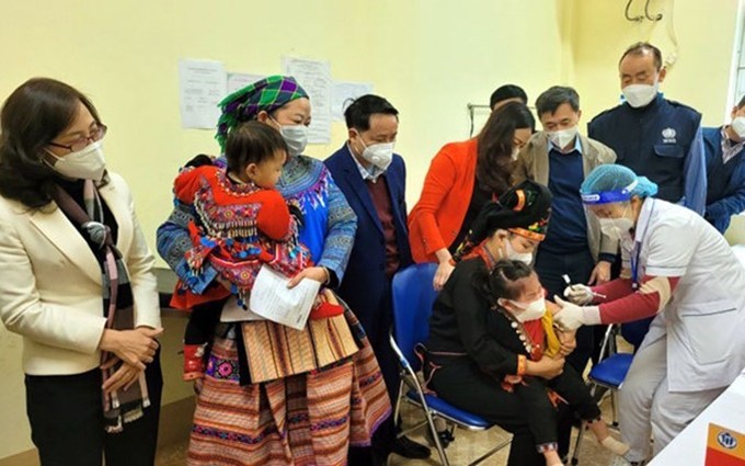 La delegación de la OMS visita la provincia de Yen Bai (Fotografía: VNA)