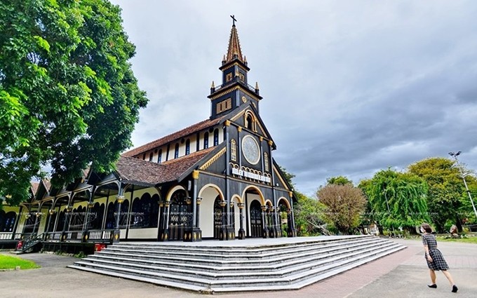 La majestuosa y antigua belleza de la iglesia de madera de más de cien años en Kon Tum (Fotografía: VNA)