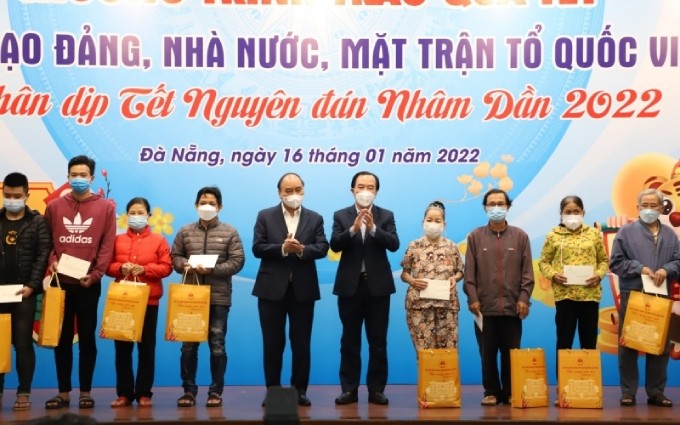 El presidente vietnamita, Nguyen Xuan Phuc, entrega obsequios a personas afectadas por el Covid-19 y el Agente Naranja/dioxina (Foto: VNA)