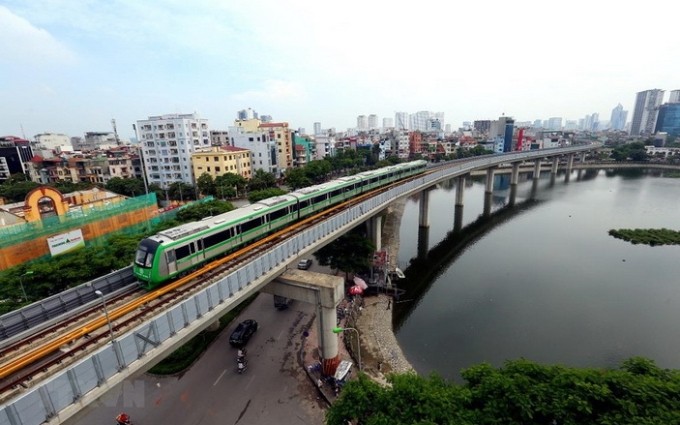  La línea ferroviaria elevada Cat Linh - Ha Dong, construida en cooperación con el contratista general de China, se ha puesto en funcionamiento (Fuente:VNA)
