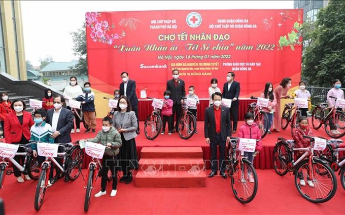 Entregan bicicletas a estudiantes necesitados. (Fotografía: VNA)