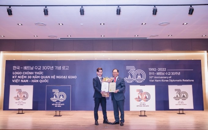  El embajador de Corea del Sur en Vietnam, Park Noh-wan, otorga el premio al diseñador Ngo Quang Trung (Fuente:VNA)