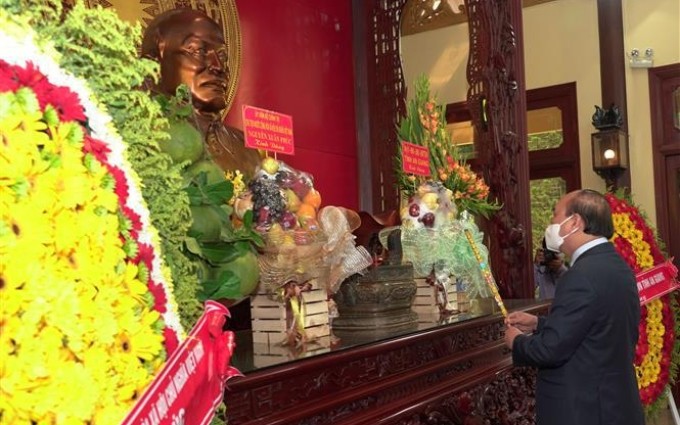 El presidente vietnamita, Nguyen Xuan Phuc, rindió tributo al extinto presidente Ton Duc Thang en el área conmemorativa (Fuente: VNA)