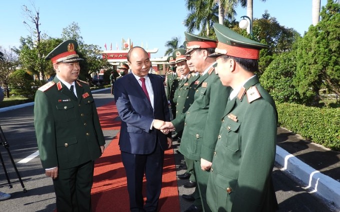  El presidente de Vietnam, Nguyen Xuan Phuc, visita el Comando de la Región Militar 5 en la ciudad central de Da Nang (Fuente: VNA)