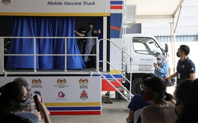 Un camión de vacunación en Malasia. (Fotografía: Reuters)