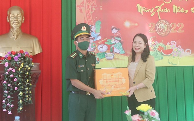 La vicepresidenta vietnamita Vo Thi Anh Xuan y soldados de Tra Vinh (Fotografía: Nhan Dan)