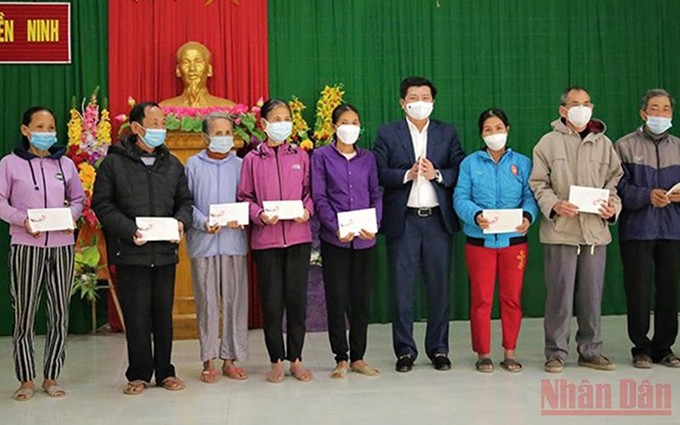 Entregan regalos del Tet a familias pobres en provincia de Quang Binh 