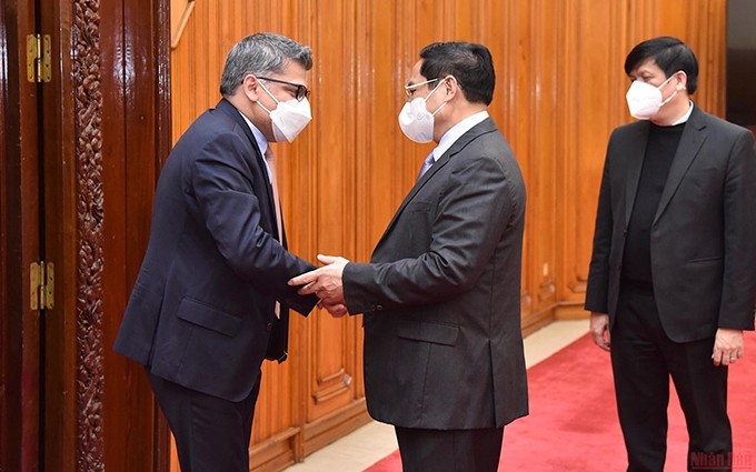 El primer ministro de Vietnam, Pham Minh Chinh, recibe al presidente y director general de la empresa AstraZeneca Vietnam y los mercados emergentes de Asia, Nitin Kapoor. (Fotografía: Tran Hai)