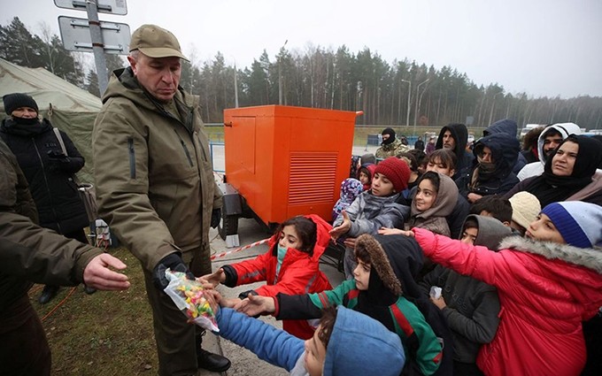 Migrantes reciben ayuda humanitaria en la frontera entre Bielorrusia y Polonia en noviembre de 2021. (Fotografía: Reuters)