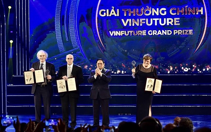 El primer ministro de Vietnam, Pham Minh Chinh, entrega los Premios Vinfuture a tres científicos que inventaron la tecnología de ARNm. (Foto: TRAN HAI)
